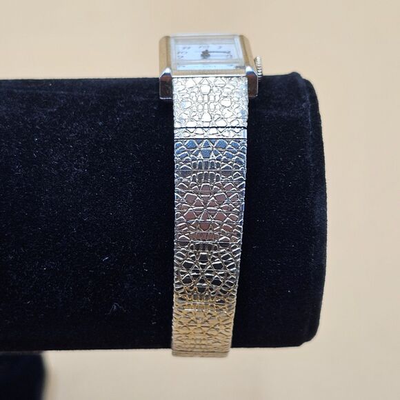Gruen Vintage Ladies Mechanical Watch 17 Jewel Gold Tone Square Textured Band main image 7